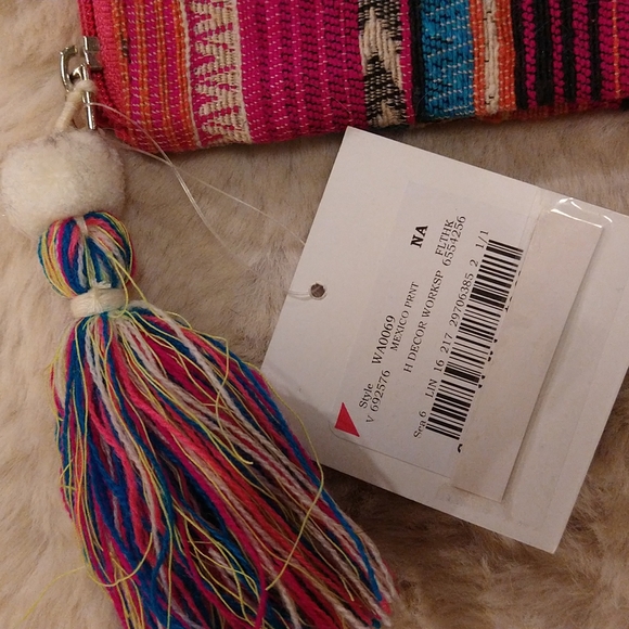 $$❤️❤️☘️NWT.  2 piece set includes necklace and medium tribal print bag. - Picture 6 of 8